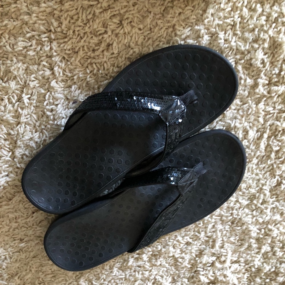 Vionic black sparkly flip flops
